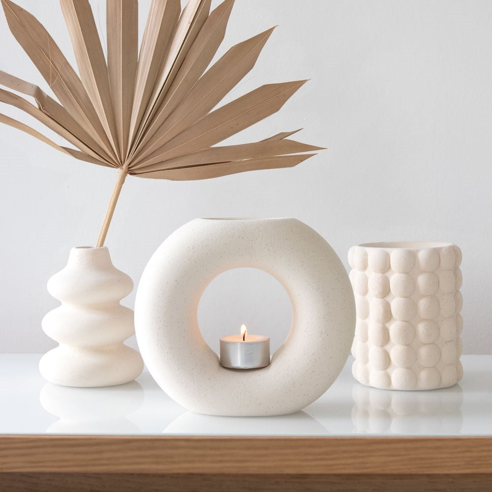 décoration tendance avec brule parfum bulbe et vase blanc