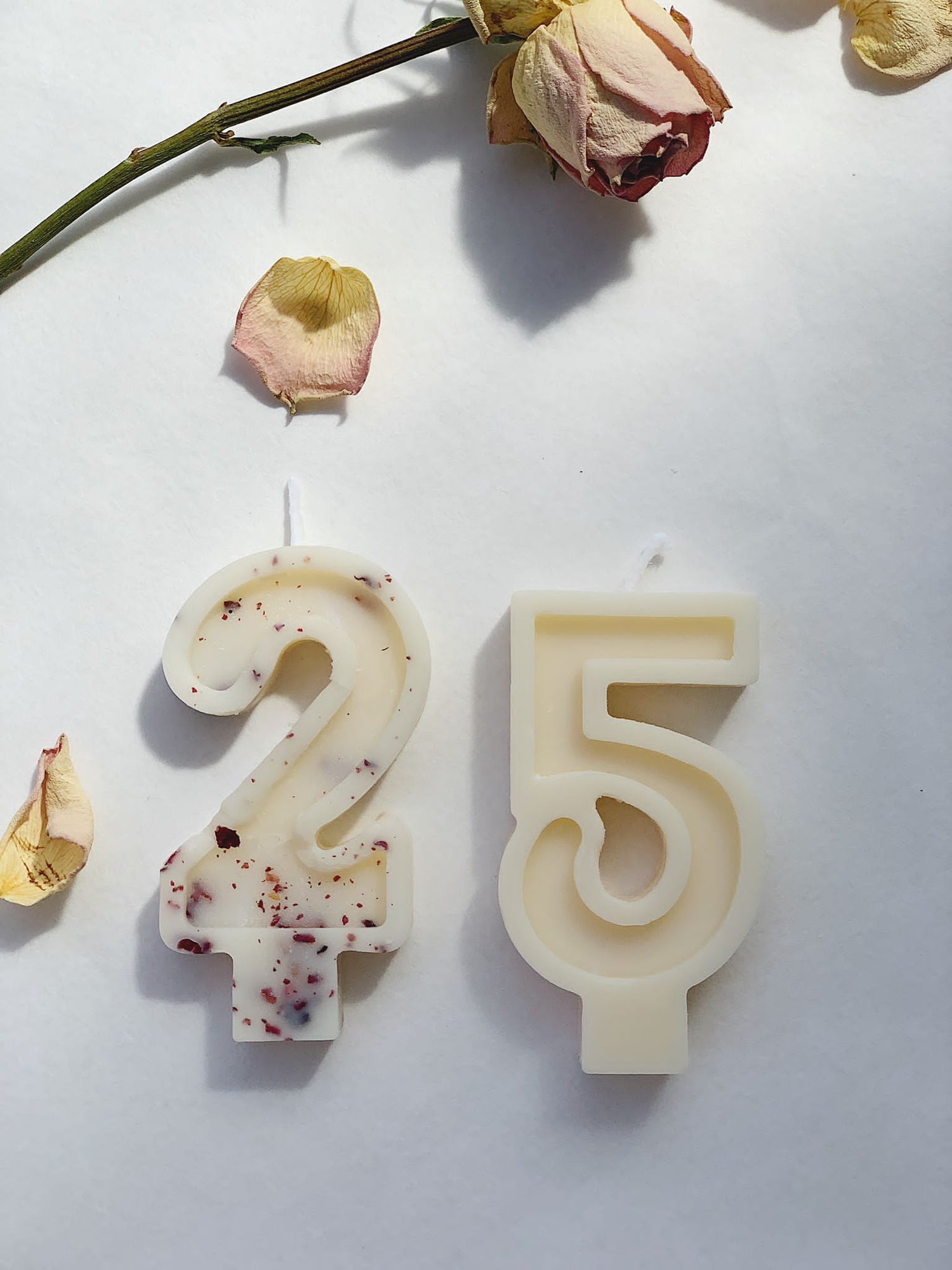Bougie d'anniversaire chiffres deux et cinq fleurs séchées